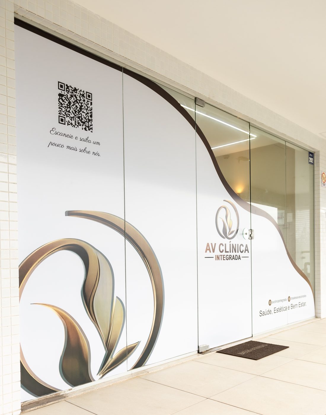 Fachada da AV Clínica Integrada — entrada com logotipo em vidro