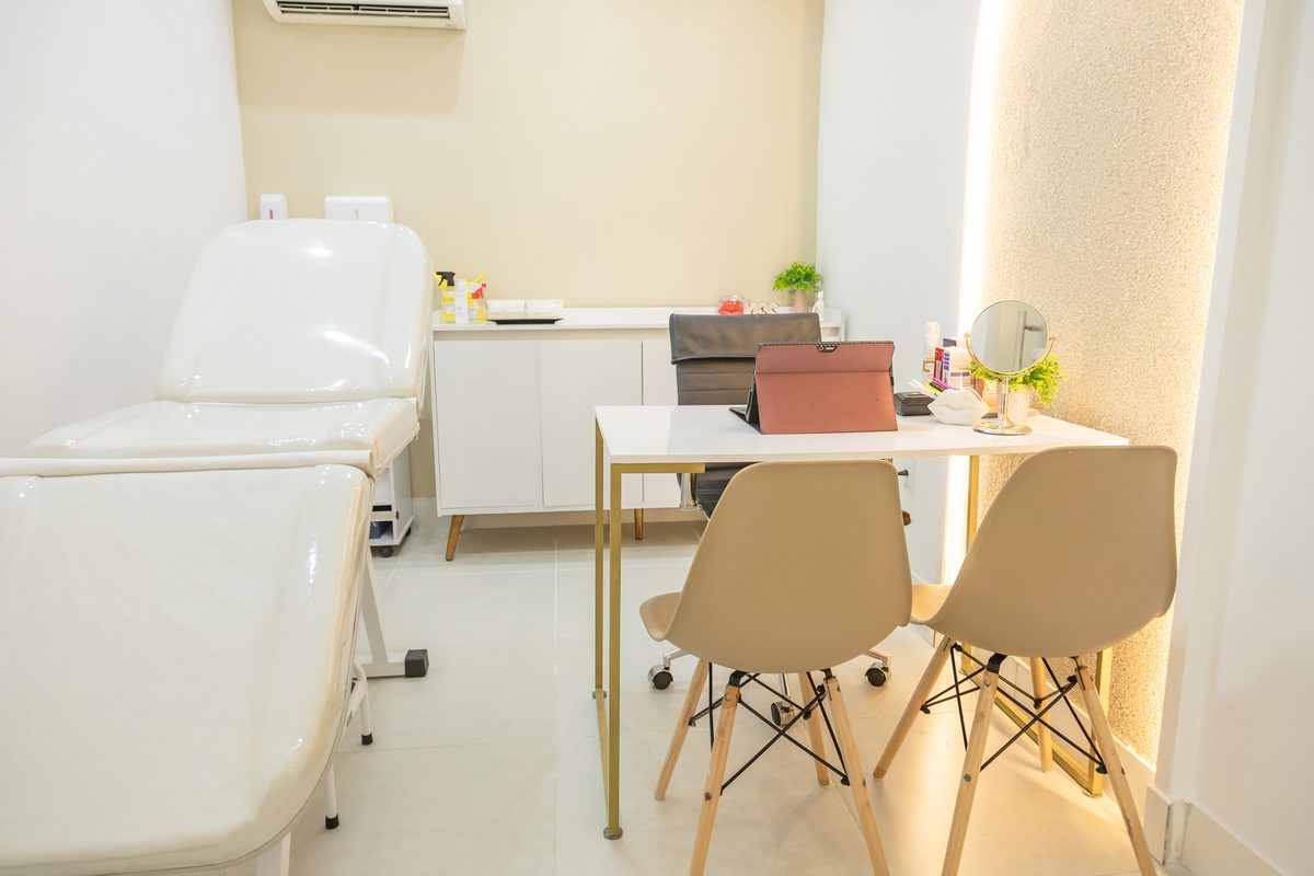 Sala 2 do coworking da AV Clínica Integrada — maca de atendimento, bancada e mesa com cadeiras