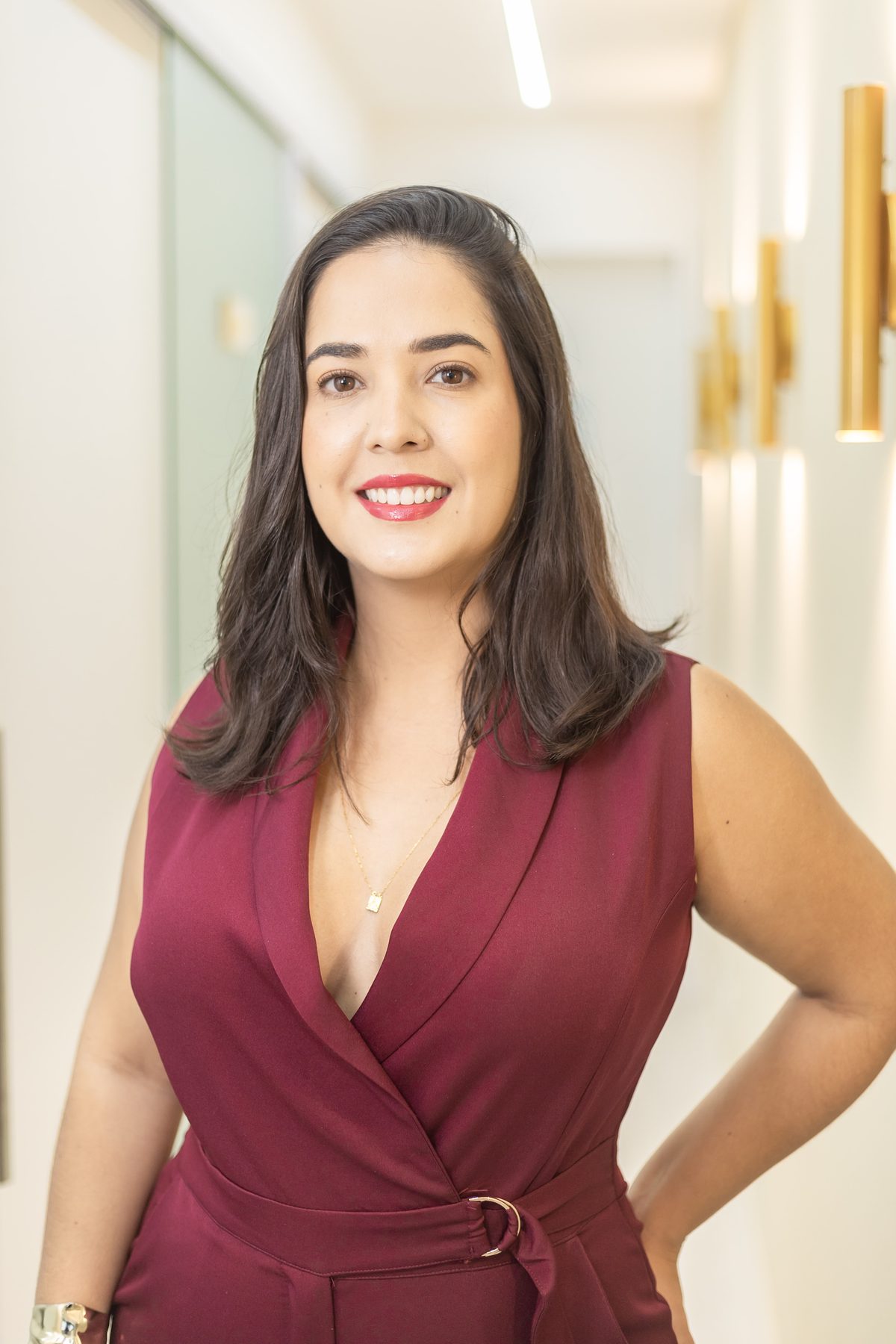 Dra. Alessa Vasconcelos em seu consultório na AV Clínica Integrada